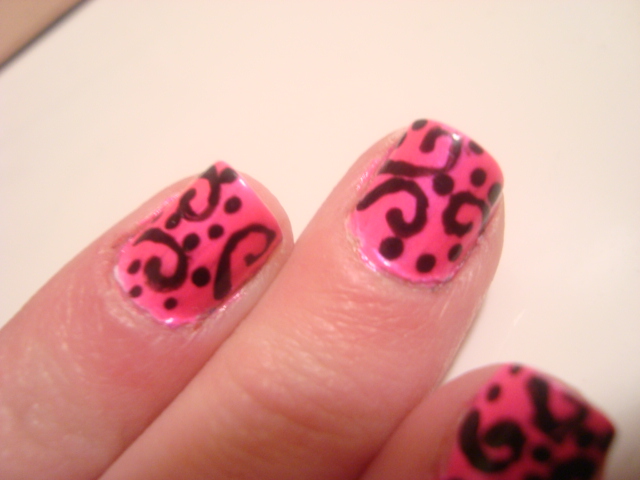 paint that nail: hot pink with black swirls and dots